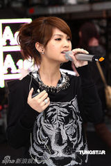 幻灯：杨丞琳为跨年演唱会卖力彩排