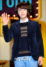 组图：张根硕允儿参加新剧《爱情雨》公开拍摄