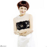 组图：于越大片化身时尚芭比 灵动妩媚