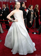 高清组图：奥斯卡红毯 阿曼达-塞弗里德秀长裙