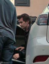 组图：哈利-贝瑞与现男友马丁内兹从警局回家