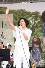 组图：张芸京新造型女人味 传与小煜暧昧粉丝心碎