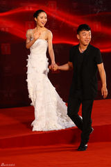 组图：江一燕牵手黄渤亮相 黑白配默契似情侣