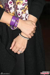 组图：老牌歌手李蕙敏与新婚外籍丈夫甜蜜返港