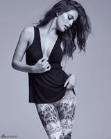 组图：90后名模紧身皮裙呛辣 大秀丝袜长腿