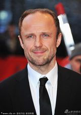 组图：《因何之名》柏林首映 女导演高贵迷人