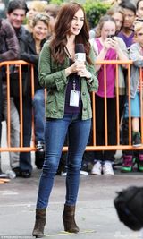 组图：《忍者神龟》热拍 梅根化身娇俏女记者