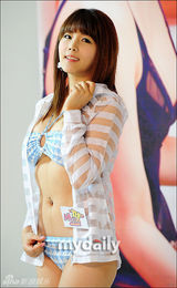 组图：韩国赛车女郎李美静出席手机游戏发布会