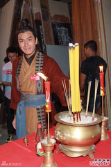 组图：马国明为宣传无惧绯闻 李诗韵秀一字马