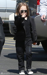 组图：朱莉皮特带子女度情人节 儿子酷似小霸王