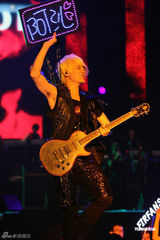 组图：F.I.R.世界巡演台湾站 Faye穿深V秀身材