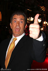 幻灯图集：吉布森新片首映 与女友对视含情脉脉