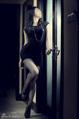 组图：张慧君蕾丝裙大秀好身材 主持拍片两不误