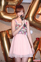 组图：安心亚粉裙亮相歌迷会 台上跳舞性感甜美