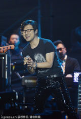 组图：汪峰开唱全场高呼章子怡 自嘲上头条扯淡