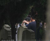 组图：赵薇墓地拍戏脸色严肃 烧香祭奠逝者显尊重