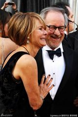 高清组图：奥斯卡红毯斯皮尔伯格夫妇与帕特洛合影