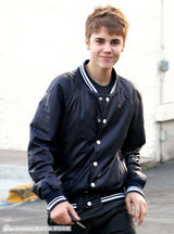 组图：比伯庆生牵女友逛街 小正太比中指秀伤痕