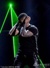 组图：亚瑟小子深情开唱 捂耳伸手表情纠结