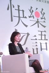 组图：梁洛施复出演舞台剧 穿黑丝短裙秀长腿