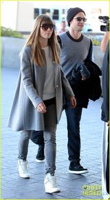 组图：贾斯汀携娇妻现身机场 女方全程黑面