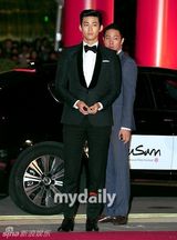 组图：李贤宇金素妍等星亮相釜山电影节开幕式