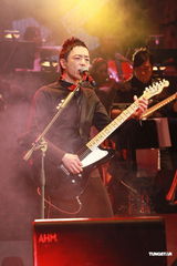 组图：黄贯中开唱未见朱茵 陈豪黄德斌助阵