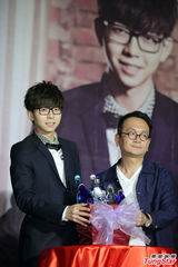 组图：胡夏帅气亮相记者会 现场大跳探戈