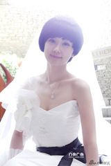 幻灯图集：张娜拉婚纱照曝光 唯美甜蜜短发俏丽