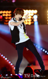 组图：韩团Kara SHINee与BoA等热唱韩流演唱会