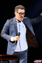 组图：李宗盛桃红衬衫开唱 称林忆莲唱得更好