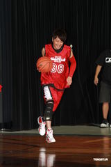 组图：群星红衣出席篮球赛 容祖儿李克勤又背又抱