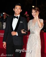 组图：李贤宇金素妍等星亮相釜山电影节开幕式