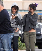 组图：贾斯汀-比伯和女友赛琳娜戈麦斯超市购物