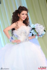 组图：李毓芬婚纱装亮相 笑容甜美妩媚动人
