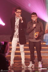 组图： 容祖儿TWINS亮相《劲歌金曲优秀选》录影