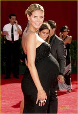 高清组图：名模克鲁姆大肚如箩 与老公牵手亮相