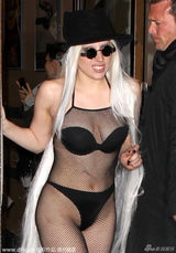 组图：Lady Gaga网状比基尼清凉上阵为粉丝签名