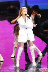 板野友美劲歌热舞High翻天 三浦春马玩“快闪”