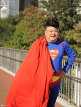 组图：洪剑涛《幸运兔精灵》超人造型亮相
