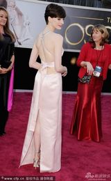 组图：安妮-海瑟薇粉色露背裙 玉肌美艳诱人