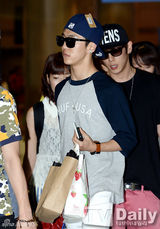 组图：B.A.P香港个唱结束 机场亮相活力四射