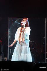 组图：许志安音乐会好友助阵 提前庆生温馨感人