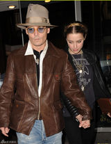 组图：德普陪未婚妻逛书店庆生 送玫瑰表爱意