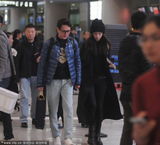 组图：冯绍峰倪妮十指紧扣现身机场秀恩爱