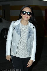 组图：姚晨穿平底鞋现身影院尽显孕相