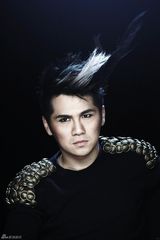 高清组图：曹格MV半裸上阵 小丑妆演绎灰暗心情