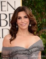 组图：金球奖乔-恰阿帕蕾丝宝塔裙亮相红毯