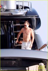 组图：莱昂纳多变身水上钢铁侠 飞离水面引围观