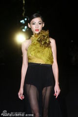 组图：张柏芝薄纱装爆奶走秀 T台姿态性感迷人